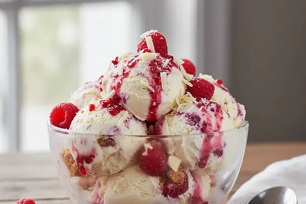 Kremowe Lody Sernikowe z Malinami i Białą Czekoladą (bez maszyny)