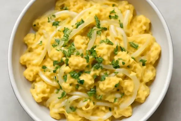 Jajecznica z cebulą i szczypiorkiem