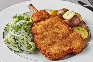 Schabowy z Mizerią i Młodymi Ziemniaczkami