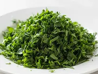 Świeży koperek lub natka pietruszki