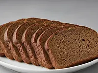 Chleb pumpernikiel w kromkach