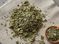 Dried mint leaves