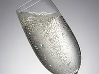 Szampan lub wino musujące (wytrawne lub półwytrawne)