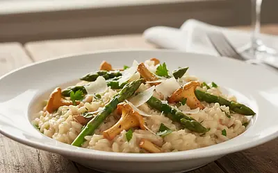 Kremowe risotto z kurkami, szparagami i parmezanem