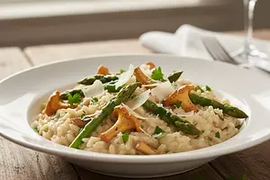 Kremowe risotto z kurkami, szparagami i parmezanem