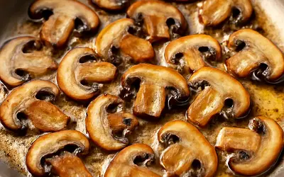 Jajecznica z pieczarkami