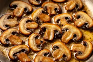 Scrambled eggs with mushrooms