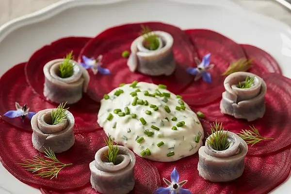 Śledziowe róże na buraczanym carpaccio z kremowym sosem chrzanowym