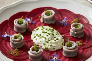 Śledziowe róże na buraczanym carpaccio z kremowym sosem chrzanowym