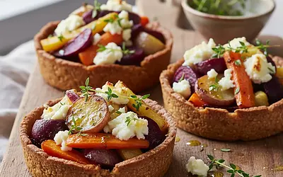 Gryczane tartyletki z pieczonymi warzywami korzeniowymi, kozim serem i tymiankiem