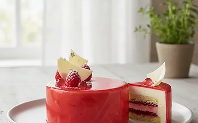 Entremet 'Cyfrowa Precyzja' o smaku maliny i białej czekolady
