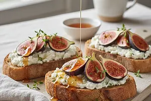 Grzanki z ricottą, figami i miodem tymiankowym