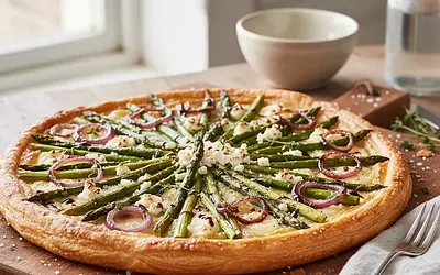 Tarta z zielonymi szparagami, kozim serem i karmelizowaną czerwoną cebulą