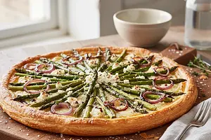 Tarta z zielonymi szparagami, kozim serem i karmelizowaną czerwoną cebulą