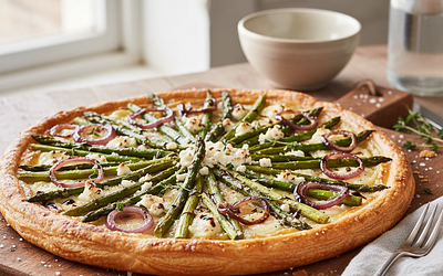 Tarta z zielonymi szparagami, kozim serem i karmelizowaną czerwoną cebulą