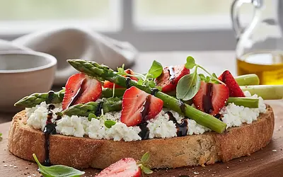 Grzanki z ricottą, szparagami i truskawkami z nutą balsamiczną