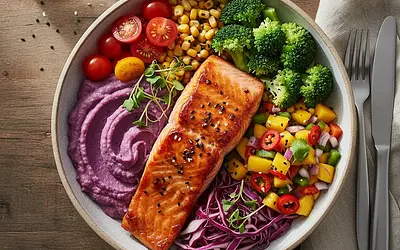 Tęczowy Talerz Mocy: Pieczony Łosoś z Purée z Fioletowych Ziemniaków i Salsą z Mango