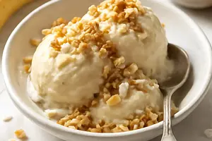 Kremowy sorbet bananowo-kokosowy z migdałową kruszonką (Słodki Blog)