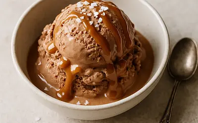 Kremowe lody czekoladowe z mascarpone i solonym karmelem