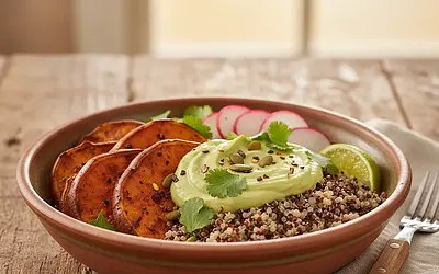 Andyjska Miska Mocy z Quinoa, Wędzonym Batatem i Kremem z Awokado
