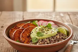 Andyjska Miska Mocy z Quinoa, Wędzonym Batatem i Kremem z Awokado