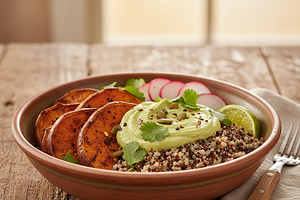 Andyjska Miska Mocy z Quinoa, Wędzonym Batatem i Kremem z Awokado