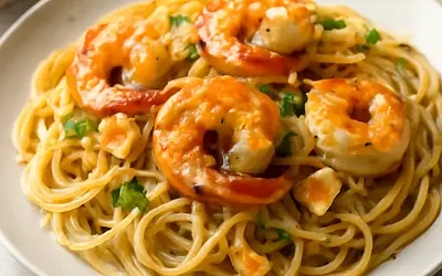 Makaron spaghetti z krewetkami i czosnkiem