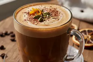 Aksamitna Mocha z Nutą Pomarańczy i Kardamonu