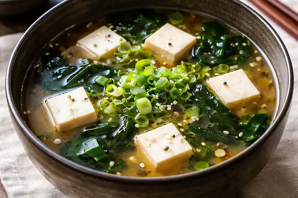 Zupa miso z tofu i wodorostami