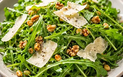 Sałatka z rukolą, parmezanem i orzechami