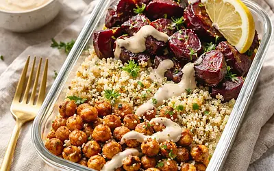 Szybki zimowy lunchbox: komosa z pieczonymi burakami, chrupiącą ciecierzycą i sosem tahini