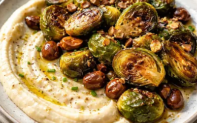 Karmelizowane brukselki z miso i syropem klonowym, puree z chrzanu oraz pieczonymi kasztanami