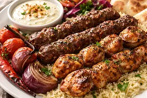 Kebab mieszany (kurczak + baranina) z sosem czosnkowym