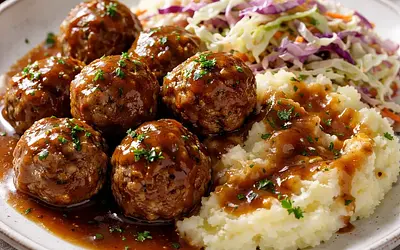 Minced meat patties with potatoes and white cabbage salad