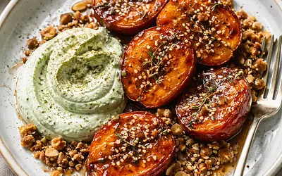 Pieczone kaki (persymony) w glazurze miso-klonowej z kremem matcha-ricotta i kruszonką migdałowo-sezamową