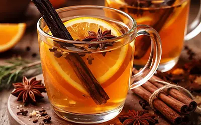Traditional Hot Spiced Cider with Orange and Vanilla (variant ec801018)