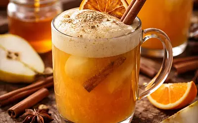 Gorący cydr pomarańczowo‑gruszkowy z miodowo‑kardamonową pianką (wariant e49acb17)