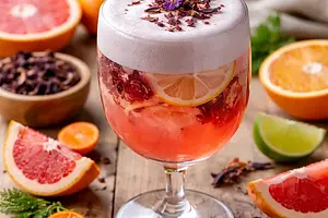 Sezonowy koktajl cytrusowo-hibiskusowy z pianą z aquafaby (wariant 93c36f64)