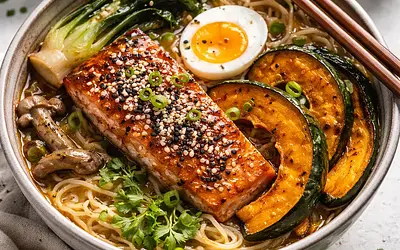 Zimowa miso-ramen fusion z pieczoną dynią kabocha i glazurowanym łososiem