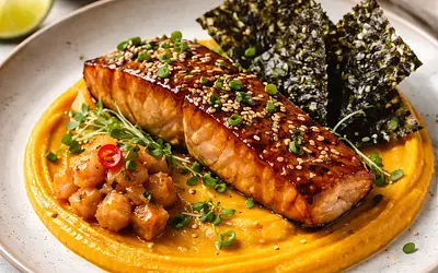 Nowoczesny łosoś miso z puree z dyni Hokkaido, kimchi z gruszki i chipsami nori (wariant e281024b)