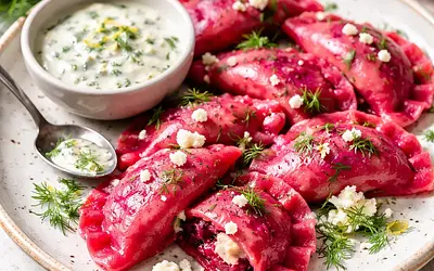 Pierogi rubinowe z pieczonym burakiem i twarogiem z koperkowym sosem