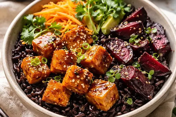 Sezonowy azjatycko-fusion bowl z czarnym ryżem, glazurowanym tofu i pieczonymi burakami (wegańskie)