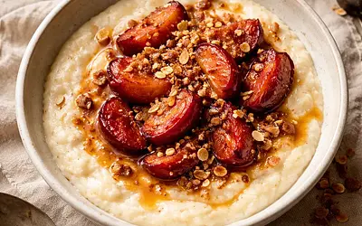 Jesienna kremowa semolina z korzennymi pieczonymi śliwkami i migdałowym crumble (wariant 27008e21)