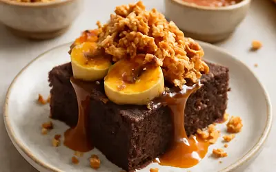 Bananowo‑czekoladowe brownie ze słonym karmelem i chrupiącą kruszonką