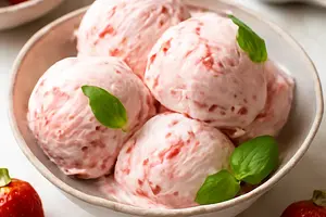 Kremowe lody truskawkowo-mascarpone z nutą bazylii