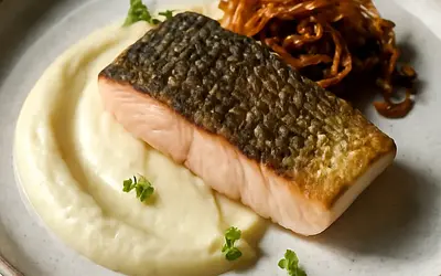 Karp w nowoczesnym wydaniu: sous‑vide z chrupiącą skórką, puree z selera i karmelizowaną cebulą