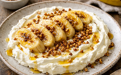 Banana dessert with cottage cheese cream and toasted buckwheat