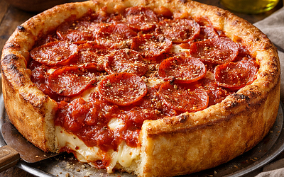 Deep dish pizza z pepperoni
