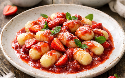 Kopytka z sosem truskawkowym