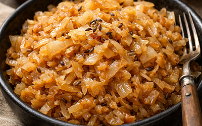 Kapusta duszona po krakowsku z cebulą i kminkiem